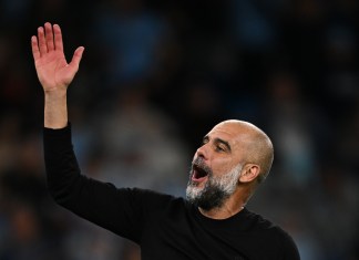 El técnico español del Manchester City, Pep Guardiola, celebra el final del partido de fútbol de la Premier League inglesa entre Manchester City y Newcastle United en el estadio Etihad de Manchester.