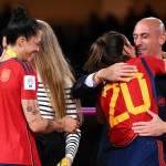 Hermoso mientras entregaba las medallas de oro a la selección española tras vencer a Inglaterra por 1-0 en la final de Sídney, provocando indignación en España.