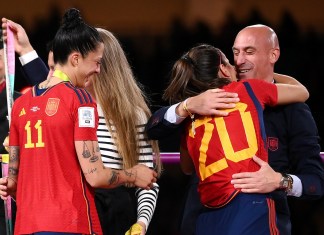 Hermoso mientras entregaba las medallas de oro a la selección española tras vencer a Inglaterra por 1-0 en la final de Sídney, provocando indignación en España.