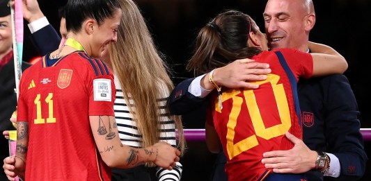 Hermoso mientras entregaba las medallas de oro a la selección española tras vencer a Inglaterra por 1-0 en la final de Sídney, provocando indignación en España.