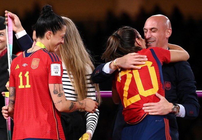 Hermoso mientras entregaba las medallas de oro a la selección española tras vencer a Inglaterra por 1-0 en la final de Sídney, provocando indignación en España.