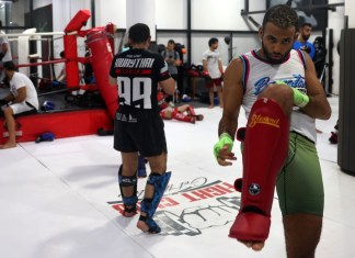 El luchador saudita de artes marciales mixtas Abdullah al-Qahtani entrena en un gimnasio en Riyadh el 17 de agosto de 2023, antes de su pelea de peso pluma en la Liga de Luchadores Profesionales.
