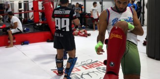 El luchador saudita de artes marciales mixtas Abdullah al-Qahtani entrena en un gimnasio en Riyadh el 17 de agosto de 2023, antes de su pelea de peso pluma en la Liga de Luchadores Profesionales.
