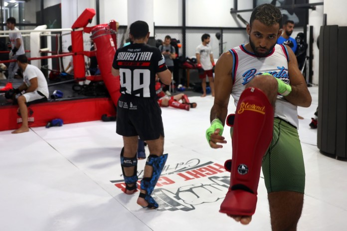 El luchador saudita de artes marciales mixtas Abdullah al-Qahtani entrena en un gimnasio en Riyadh el 17 de agosto de 2023, antes de su pelea de peso pluma en la Liga de Luchadores Profesionales.