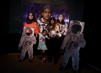 Una madre junto con su hija llegan para ver el aterrizaje del módulo de aterrizaje Vikram de Chandrayaan-3 en la Luna, en el Planetario Nehru de Nueva Delhi.