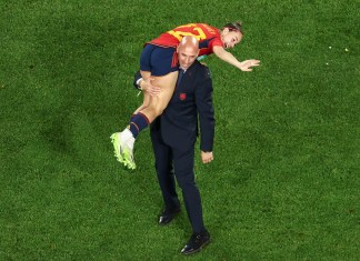 Esta fotografía tomada el 20 de agosto de 2023 muestra al presidente de la Real Federación Española de Fútbol, ​​Luis Rubiales, cargando a la española Athenea del Castillo Beivide en su hombro mientras celebran la victoria en la final de la Copa Mundial Femenina