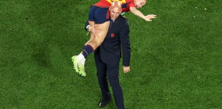 Esta fotografía tomada el 20 de agosto de 2023 muestra al presidente de la Real Federación Española de Fútbol, ​​Luis Rubiales, cargando a la española Athenea del Castillo Beivide en su hombro mientras celebran la victoria en la final de la Copa Mundial Femenina