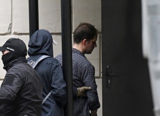 Un tribunal de Moscú decidirá el 24 de agosto de 2024 si se extiende la detención preventiva del reportero detenido del Wall Street Journal Evan Gershkovich que fue detenido en marzo pasado acusado de espionaje durante un viaje de reportaje a los Urales.