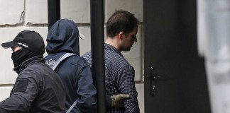 Un tribunal de Moscú decidirá el 24 de agosto de 2024 si se extiende la detención preventiva del reportero detenido del Wall Street Journal Evan Gershkovich que fue detenido en marzo pasado acusado de espionaje durante un viaje de reportaje a los Urales.