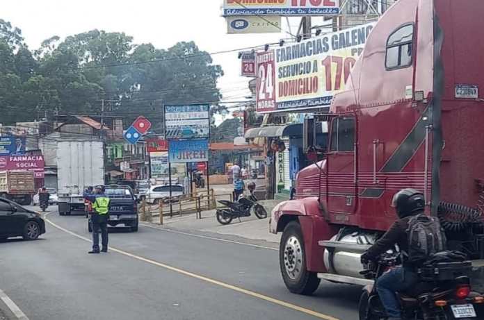 Transporte pesado circula por rutas alternas.