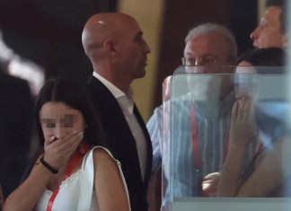 El presidente del fútbol español, Luis Rubiales, se negó hoy a dimitir después de una semana de fuertes críticas por su beso no solicitado en los labios de la jugadora Jenni Hermoso tras el triunfo de España en el Mundial femenino.