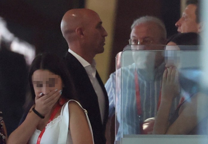 El presidente del fútbol español, Luis Rubiales, se negó hoy a dimitir después de una semana de fuertes críticas por su beso no solicitado en los labios de la jugadora Jenni Hermoso tras el triunfo de España en el Mundial femenino.