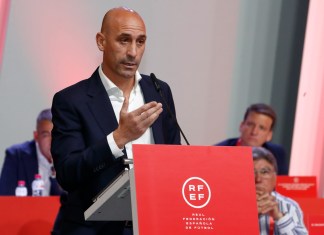 El presidente del fútbol español, Luis Rubiales, se negó hoy a dimitir después de una semana de fuertes críticas por su beso no solicitado en los labios de la jugadora Jenni Hermoso tras el triunfo de España en el Mundial femenino.