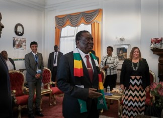 El Presidente de Zimbabwe, Emmerson Mnangagwa (C), recibe a miembros de la Misión de Observación Electoral de la UE para una visita de cortesía en la Casa de Estado en Harare el 21 2023 de agosto. Los zimbabuenses acudirán a las urnas el 23 de agosto de 2023 para votar en las elecciones generales y presidenciales.