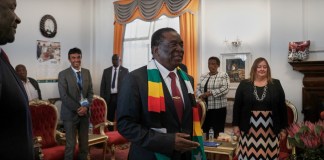 El Presidente de Zimbabwe, Emmerson Mnangagwa (C), recibe a miembros de la Misión de Observación Electoral de la UE para una visita de cortesía en la Casa de Estado en Harare el 21 2023 de agosto. Los zimbabuenses acudirán a las urnas el 23 de agosto de 2023 para votar en las elecciones generales y presidenciales.