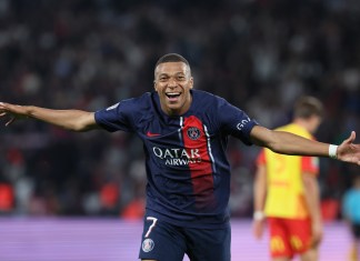 El delantero francés #07 del Paris Saint-Germain, Kylian Mbappe, celebra marcar el tercer gol el Paris Saint-Germain durante el partido de fútbol francés L1 entre el Paris Saint-Germain (PSG) y el RC Lens en el estadio Parc des Princes de París el 26 de agosto de 2023.