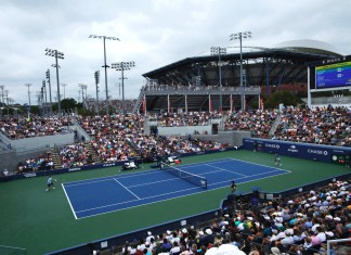 El noruego Casper Ruud (izq.) juega contra Emilio Nava de los EE. UU. durante el partido de primera ronda de individuales masculinos del torneo de tenis del Abierto de EE. UU. en el Centro Nacional de Tenis Billie Jean King de la USTA en Nueva York el 28 de agosto de 2023.