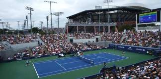 El noruego Casper Ruud (izq.) juega contra Emilio Nava de los EE. UU. durante el partido de primera ronda de individuales masculinos del torneo de tenis del Abierto de EE. UU. en el Centro Nacional de Tenis Billie Jean King de la USTA en Nueva York el 28 de agosto de 2023.