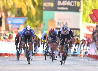 El ciclista australiano de Alpecin-Deceuninck, Kaden Groves (L), compite con el ciclista colombiano del equipo UAE Emirates, Sebastian Molano, antes de la línea de meta al final de la cuarta etapa de la gira ciclista La Vuelta a España 2023, una carrera de 184,6 km desde Andorra la Vella a Tarragona, el 29 de agosto de 2023.
