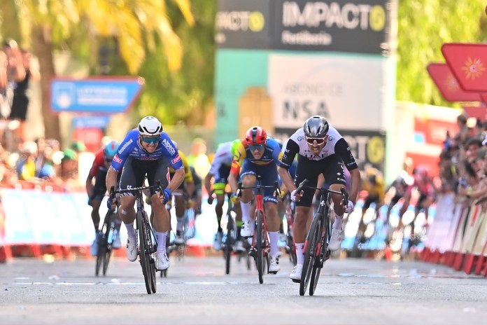 El ciclista australiano de Alpecin-Deceuninck, Kaden Groves (L), compite con el ciclista colombiano del equipo UAE Emirates, Sebastian Molano, antes de la línea de meta al final de la cuarta etapa de la gira ciclista La Vuelta a España 2023, una carrera de 184,6 km desde Andorra la Vella a Tarragona, el 29 de agosto de 2023.