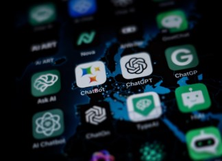 Esta ilustración muestra iconos de la aplicación de IA (Inteligencia Artificial) de Google, BardAI (o ChatBot) (C-L), la aplicación de OpenAI ChatGPT (C-R) y otras aplicaciones de IA en la pantalla de un teléfono inteligente en Oslo, el 12 de julio de 2023.