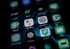 Estas son las funciones sociales y emocionales que nunca podrá cubrir un chatbot Esta ilustración muestra iconos de la aplicación de IA (Inteligencia Artificial) de Google, BardAI (o ChatBot) (C-L), la aplicación de OpenAI ChatGPT (C-R) y otras aplicaciones de IA en la pantalla de un teléfono inteligente en Oslo, el 12 de julio de 2023.