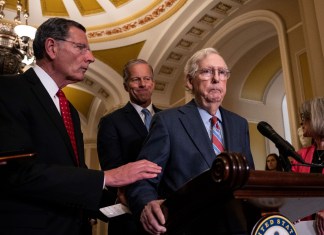 el senador McConnell, de 81 años, se quedó paralizado durante unos 30 segundos