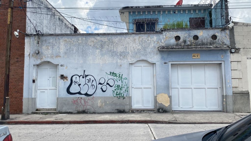 En la vivienda del Centro Histórico tampoco se ubicó a representantes de la empresa.