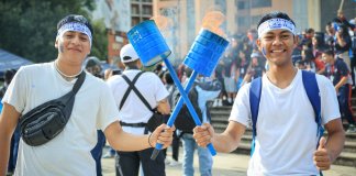 Los guatemaltecos recorren las calles y avenidas del obelisco para llevar la antorcha como parte de las actividades cívicas.