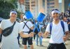 Los guatemaltecos recorren las calles y avenidas del obelisco para llevar la antorcha como parte de las actividades cívicas.
