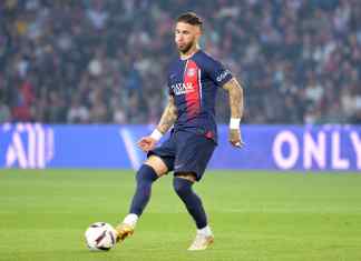 El defensa español del Paris Saint-Germain, Sergio Ramos, pasa el balón durante el partido de fútbol francés L1 entre el Paris Saint-Germain (PSG) y el Clermont Foot 63 en el estadio Parc des Princes de París.