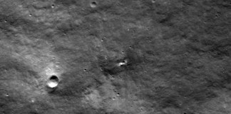 La NASA publicó el jueves por la noche una imagen de un nuevo cráter en la Luna