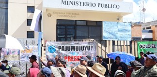 Las autoridades indígenas manifestaron frente a la sede del Ministerio Público.