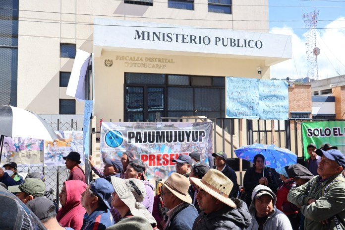 Las autoridades indígenas manifestaron frente a la sede del Ministerio Público.