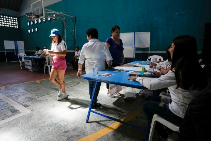 Votantes eligen a sus candidatos en la segunda vuelta de las elecciones presidenciales en Ciudad de Guatemala, el domingo 20 de agosto de 2023.