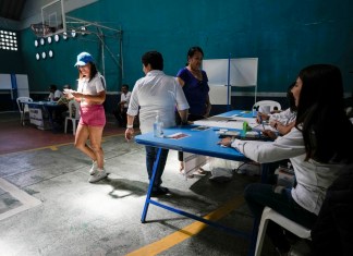 Votantes eligen a sus candidatos en la segunda vuelta de las elecciones presidenciales en Ciudad de Guatemala, el domingo 20 de agosto de 2023.