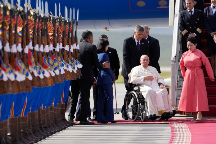 El papa Francisco es recibido por la ministra de Relaciones Exteriores de Mongolia.