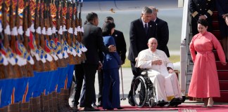 El papa Francisco es recibido por la ministra de Relaciones Exteriores de Mongolia.
