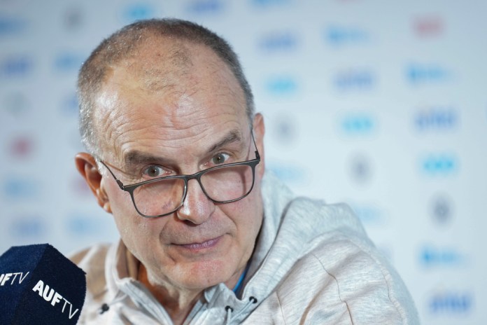 El técnico de Uruguay Marcelo Bielsa durante una rueda de prensa.