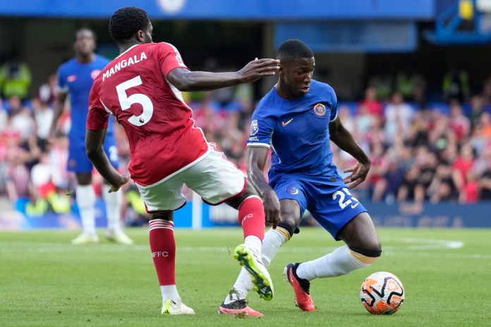 El volante ecuatoriano Moisés Caicedo (izquierda) pugna el balón con Orel Mangala de Nottingham Forest en el partido de la Liga Premier.