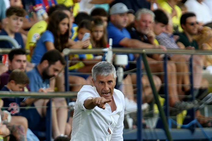 El técnico del Villarreal Quique Setién durante el partido contra Barcelona en la Liga española.