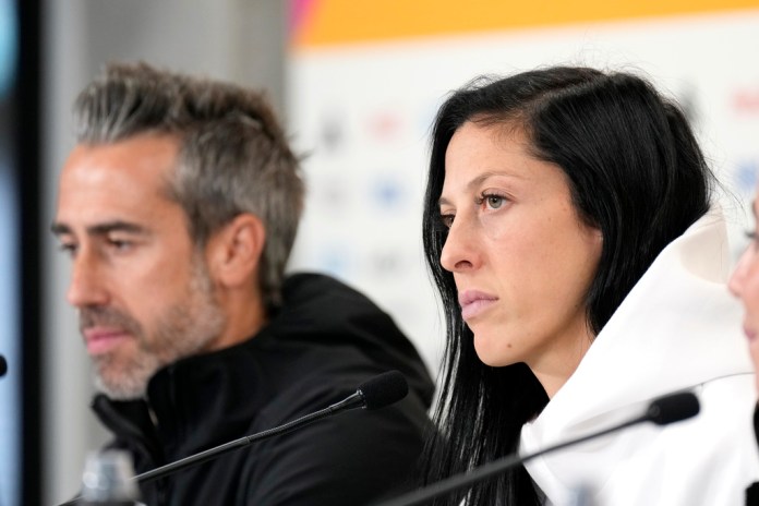 La delantera española Jenni Hermoso (derecha) y el técnico Jorge Vilda durante una rueda de prensa en el Mundial femenino, el lunes 14 de agosto de 2023.