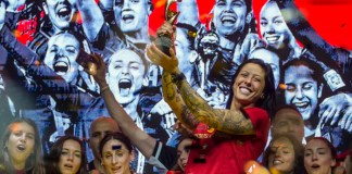 Jennifer Hermoso alza el trofeo durante el festejo de España tras conquistar el título del Mundial femenino. Foto: Manu Fernández/AP.