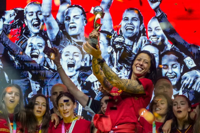 Jennifer Hermoso alza el trofeo durante el festejo de España tras conquistar el título del Mundial femenino. Foto: Manu Fernández/AP.