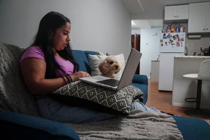 Melissa Chavez trabaja en casa junto a su perro Milo el jueves 24 de agosto de 2023. Foto La Hora/AP