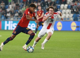 El español Lamine Yamal pelea por el balón Luka Gagnidze de Georgia durante el encuentro del Grupo A de la eliminatoria para la Euro 2024 en la Arena Boris Paichadze Dinamo.