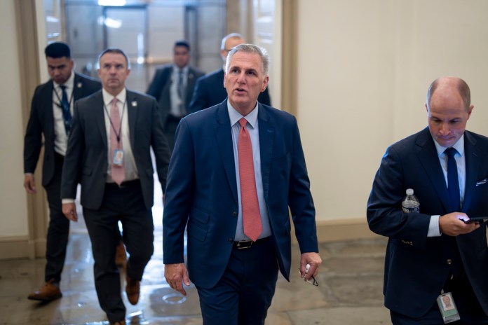 El presidente de la Cámara de Representantes, el republicano Kevin McCarthy, arriba al Capitolio en Washington.