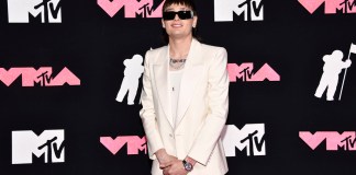 El cantante mexicano Peso Pluma llega a la entrega de los Premios MTV a Videos Musicales en el Prudential Center en Newark, Nueva Jersey.
