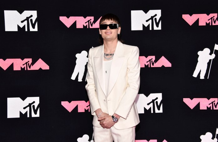El cantante mexicano Peso Pluma llega a la entrega de los Premios MTV a Videos Musicales en el Prudential Center en Newark, Nueva Jersey.