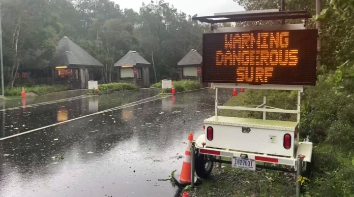 Una señal advierte sobre las condiciones climáticas en una calle del Parque Nacional Acadia.